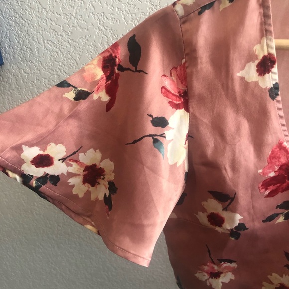 A pink floral crop top only worn once - Picture 4 of 5